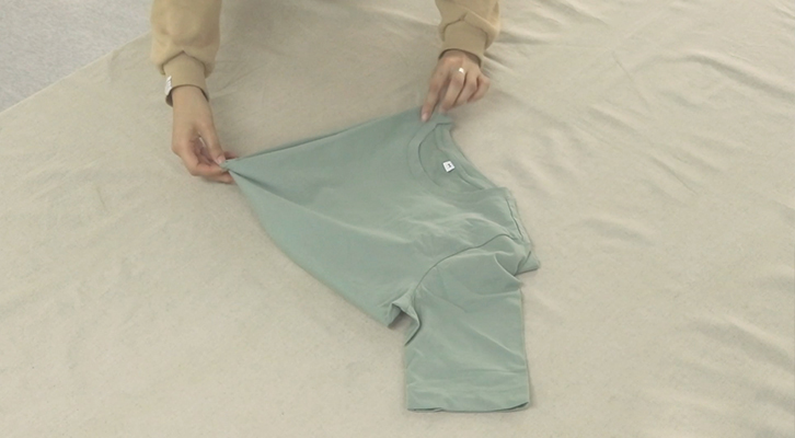 [생활 속 에너지] 간절기, 종류별로 깔끔하게 옷 개는 법 | GSC BP MH life energy how to fold clothes 20190426 4 1