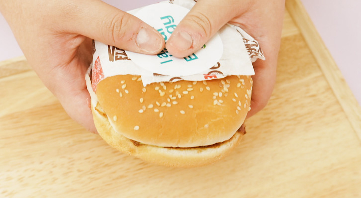 [생활 속 에너지] 포장지 뜯는 팁, 햄버거 깔끔하게 먹는 법! | GSC BP MH life energy burger wrapping paper tip 20191122 4 1