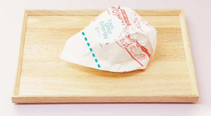 [생활 속 에너지] 포장지 뜯는 팁, 햄버거 깔끔하게 먹는 법! | GSC BP MH life energy burger wrapping paper tip 20191122 5 1
