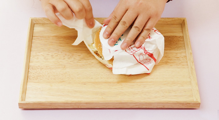 [생활 속 에너지] 포장지 뜯는 팁, 햄버거 깔끔하게 먹는 법! | GSC BP MH life energy burger wrapping paper tip 20191122 6 1