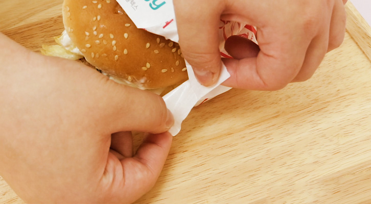[생활 속 에너지] 포장지 뜯는 팁, 햄버거 깔끔하게 먹는 법! | GSC BP MH life energy burger wrapping paper tip 20191122 7 1