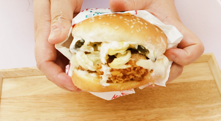 [생활 속 에너지] 포장지 뜯는 팁, 햄버거 깔끔하게 먹는 법! | GSC BP MH life energy burger wrapping paper tip 20191122 8 1