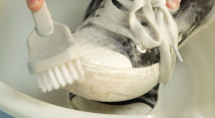 [생활 속 에너지] 비닐봉지 활용법, 운동화 쉽게 세탁하기! | GSC BP MH Easy to clean shoes 20200320 7 1