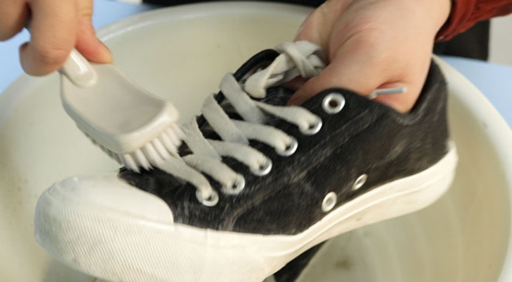 [생활 속 에너지] 비닐봉지 활용법, 운동화 쉽게 세탁하기! | GSC BP MH Easy to clean shoes 20200320 8 1