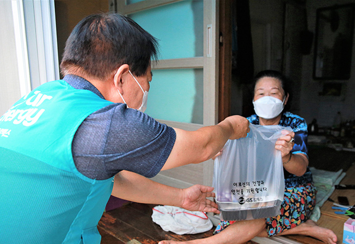 GS칼텍스 2021년 7월 뉴스브리핑 7 GS칼텍스, 중복 맞아 홀몸 어르신 300여 가정에 ‘삼계탕’ 전달