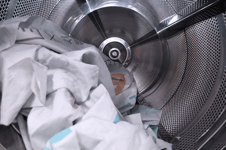 업사이클링으로 ‘버려진 것’들의 무한한 변신! 식자재부터 패션, 생활용품, 폐현수막까지! 9 주유소 현수막의 두번째 쓸모, 크로스백으로 재탄생 하다