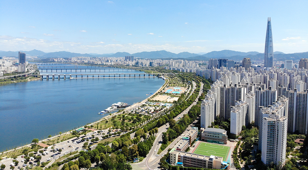 가치지향적 리더십을 논(論)하다: 글로벌 경쟁력 강화를 위한 제언 4 지면 관계상 ESG의 의미와 경영에 대한 효과 등은 생략한다. 다만 지속가능한 미래를 표방하며 법제화/규범화/의무화의 과정을 거치는 ESG는 우리 기업들에게 새로운 전략으로 인식되고 있을까? 아니면 선진국들이 후발도상국들을 견제하기 위한 진입장벽으로 이해가 되는가? 이러한 ESG는 우리에게 새로운 기회로 작용될 수도 있는가? 에 대한 고민을 진지하게 해 볼 필요가 있다. 필자는 글로벌 기업에서의 40년 사업경험을 토대로 ESG는 새로운 경영 메커니즘이 아니라 인류사회가 추구하는 보편적인 가치와 철학이 우리들 일상생활에 상식적으로 적용될 수 있도록 하는 실천적 대안이라고 믿는다. 얼마 전 2조 4천억원에 달하는 자신의 기업을 지구환경문제의 구체적이고 실천적인 방법을 모색하기 위한 기금으로 내놓은 파타고니아의 이본 쉬나드 회장의 기사를 접하면서 경제적 이익을 창출하며 사회발전에 기여해 온 우리 기업인들이 한 단계 더 사유(思惟)의 폭을 넓혀 우리 사회에 선(善)한 의지를 펼쳤으면 하는 마음이다. 굳이 기부행위를 통해서가 아니라 미래를 선도할 가치지향적 리더십으로 사회에 영향력을 갖는 것이다. Covid-19를 거치면서 막연하고 포괄적이던 ESG의 주요 과제가 더욱 구체화되면서 ESG경영 트렌드가 가속화를 보이고 있다. 순환경제, 신재생에너지, 디지털 트랜스포메이션과 기업지배구조 공시확대 등을 포함한다. 이미 국내 대기업들은 적절한 대응책을 갖고 있으나 개별 대기업과 관련되는 중견기업이나 중소기업들의 공동대응에 대하여는 상당한 염려가 앞선다. 예컨대 영국, 프랑스 네덜란드를 이어 독일도 올해부터 공급망 실사법을 적용하기로 했으니 정부와 대기업/동반기업들의 빠른 대응책이 필요하다. 세계경제포럼(WEF)은 ‘The Great Reset’을 발표하면서 상호의존성과 복잡성의 새로운 세계의 특성을 갈파하고 증폭되는 불평등과 사회불안을 염려한다. 민족주의 고립주의 확산에 대비할 글로벌 거버넌스의 필요성을 강조하고 이해관계자 자본주의 ESG의 실천을 강조한다. 포용적이고 평등하며 대자연을 존중하는 세계가 되어야 한다고 강조한다.