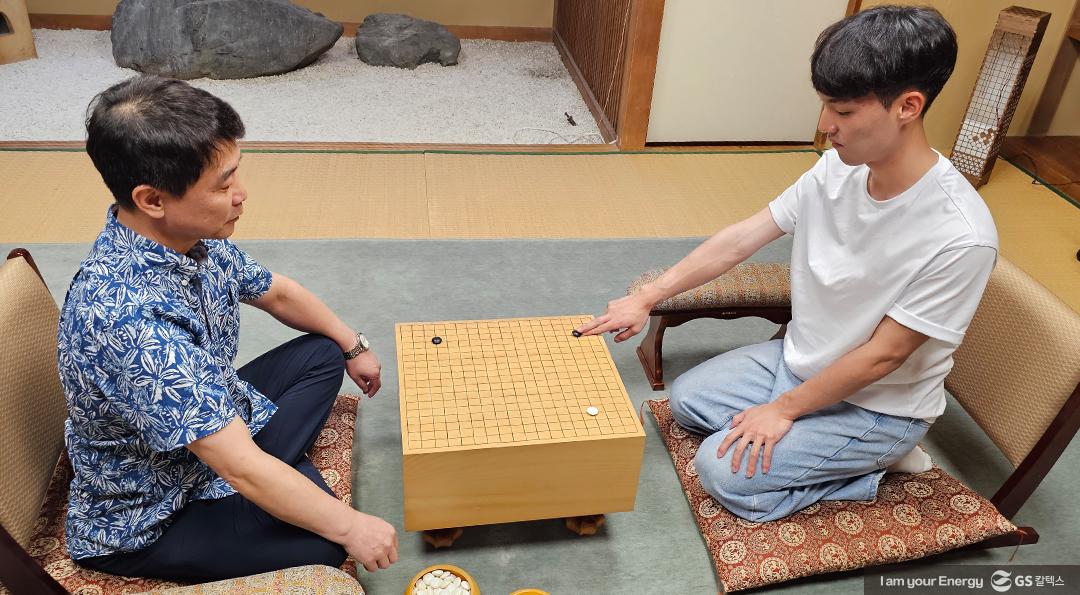 프로바둑 Kixx팀, ‘한국리그 우승’ 기념 오키나와 및 일본기원 방문 3 프로바둑 Kixx팀, ‘한국리그 우승’ 기념 오키나와 및 일본기원 방문 - ‘유현의 간(幽玄の間)’에서 대국 포즈를 취한 김영환 감독(왼쪽)과 백현우 5단