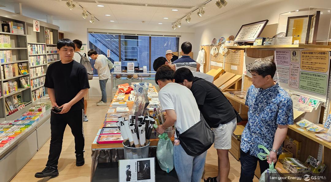 프로바둑 Kixx팀, ‘한국리그 우승’ 기념 오키나와 및 일본기원 방문 5 프로바둑 Kixx팀, ‘한국리그 우승’ 기념 오키나와 및 일본기원 방문 - 일본기원 2층 매점에서 기념품을 구입하고 있는 선수단