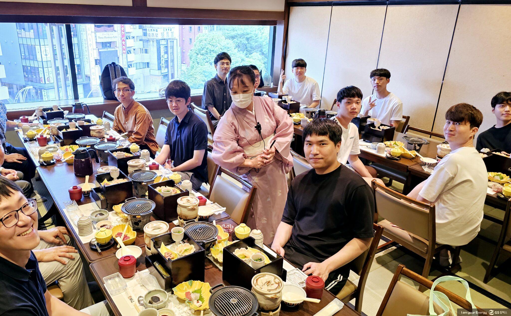 우리선수단과 일본팀 선수들이 간코 우에노에서 점심 식사를 하고 있는 모습. 창가쪽 왼쪽부터 고이케 요시히로7단, 히로세 유이치7단, 히라타 도모야8단의 모습입니다.고타로4단의 얼굴은 아쉽게도 절반만 보이네요.