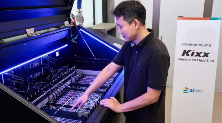 A GS Caltex employee tests immersion cooling fluid at the LG Uplus data center.