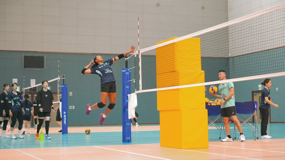 훈련 중인 레이나 선수와 다카하시 히로 코치