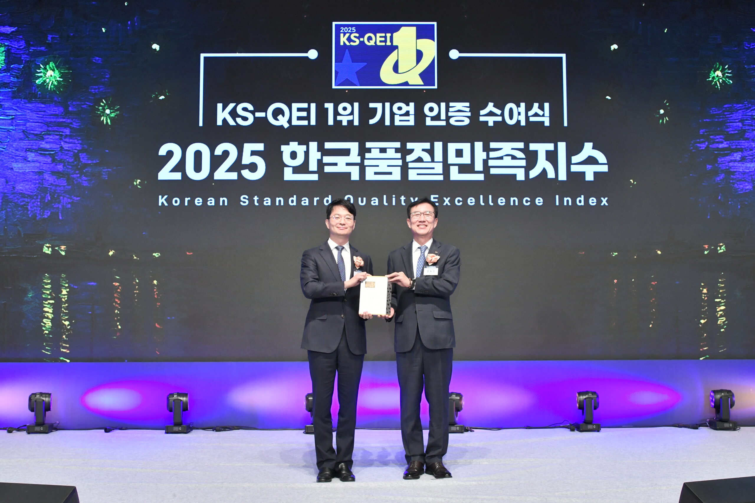 GS칼텍스, 한국품질만족지수 고급휘발유 부문 1위 선정 2 2025년 한국품질만족지수 1위 기업 인증식에서 조도현 상무(좌측)와 문동민 회장이 기념패를 들고 있는 장면