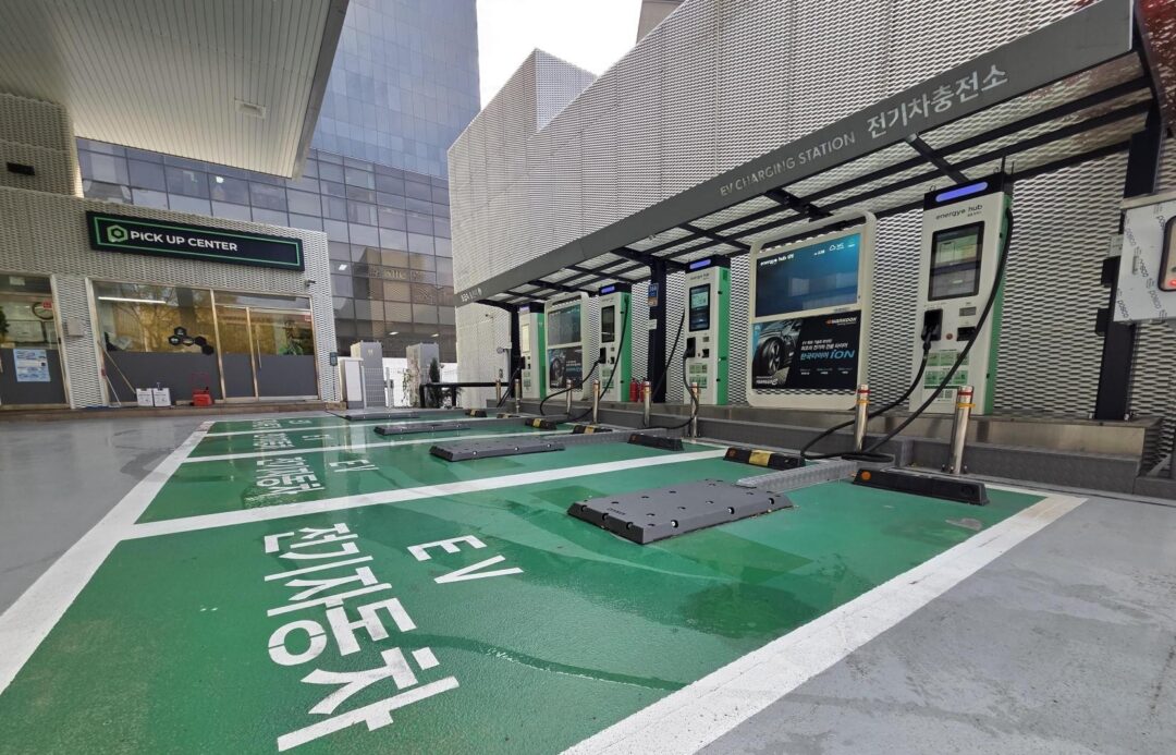 전기차 충전소의 안전 혁신, 골든타임을 지키는 기술 3 EV 충전 차량 하부에 설치된 살수 노즐 플레이트가 화재 발생 시 즉시 물을 분사해 열을 낮추고, 확산을 억제