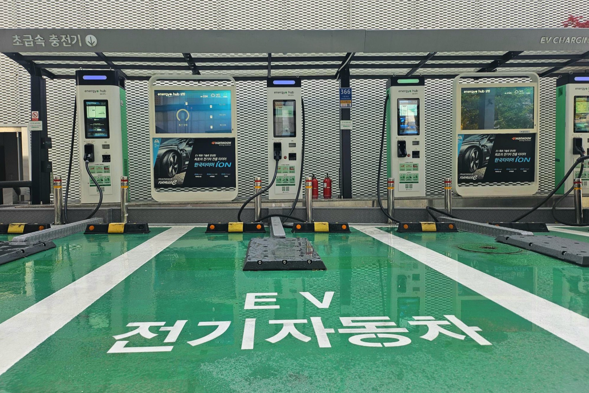 충전소 중앙에 고정된 전기차 화재진압설비(살수 노즐 플레이트)