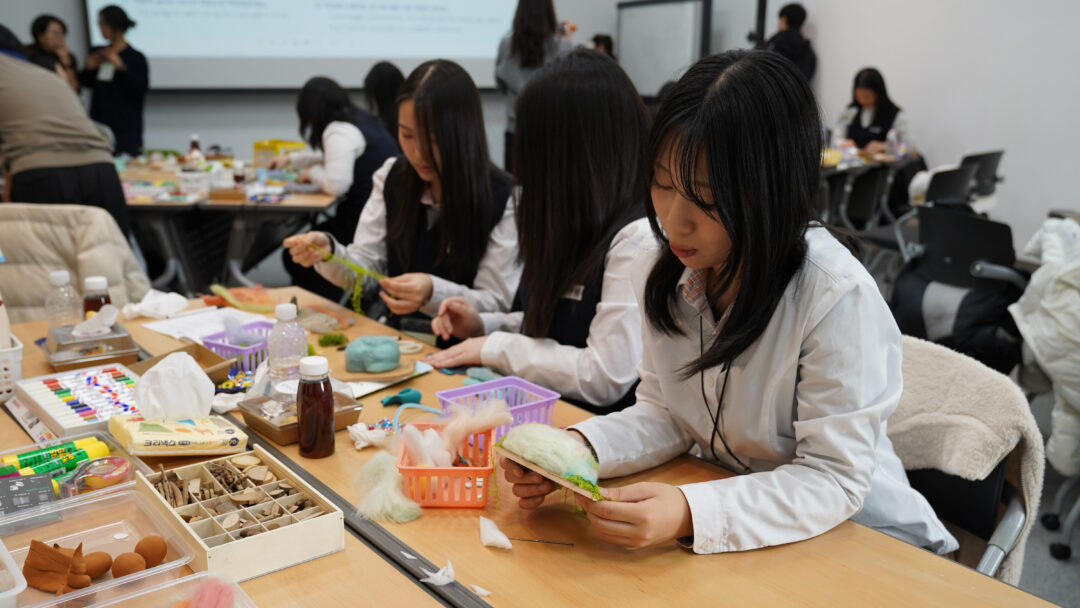 GS칼텍스, 여수지역 청소년 대상 마음톡톡 진로 탐색 프로그램 실시 1 GS칼텍스 예울마루 워크숍에서 학생들이 미술 활동을 통해 ‘나만의 섬’을 표현하고 있다.