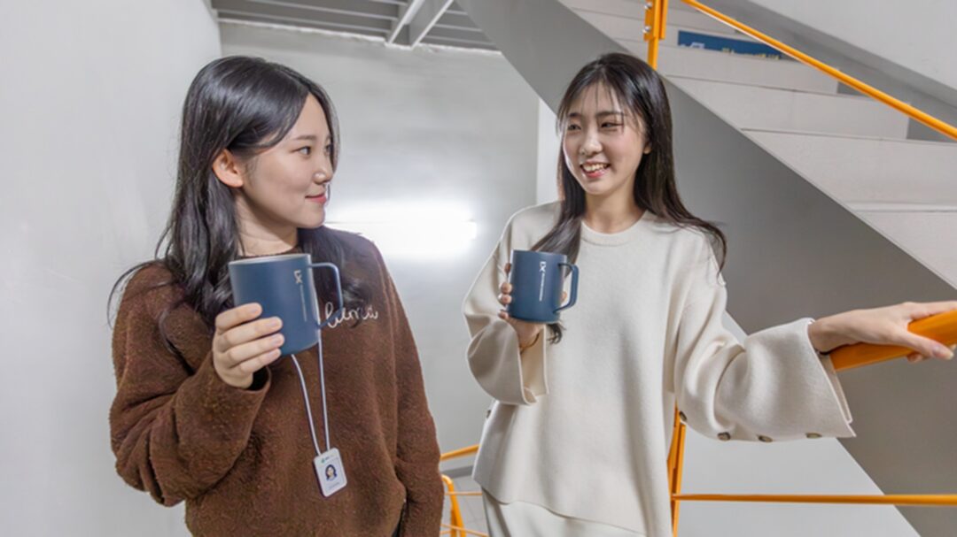 차량 5부제에서 소등까지, 확산되는 에너지 절약 3 GS건설 직원들이 에너지 절감 프로그램 ‘자! 이지 챌린지’에 참여하며 엘리베이터 대신 계단을 이용하는 모습.