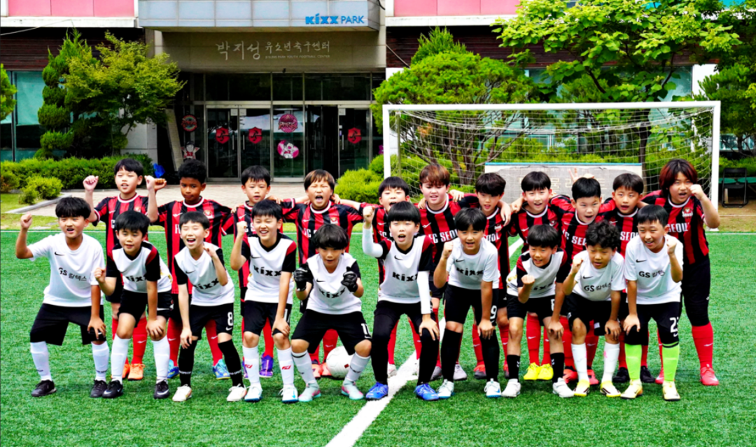 GS칼텍스 ‘드림에너지데이’, 다문화·유소년 축구 첫 교류전 2 FC서울 다문화 축구교실 VS. 박지성 축구교실 친선경기 모습