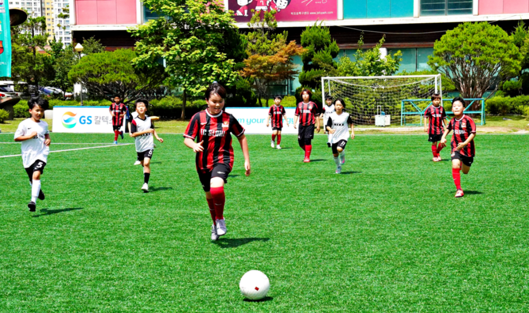 GS칼텍스 ‘드림에너지데이’, 다문화·유소년 축구 첫 교류전 3 FC서울 다문화 축구교실 VS. 박지성 축구교실 친선경기 모습
