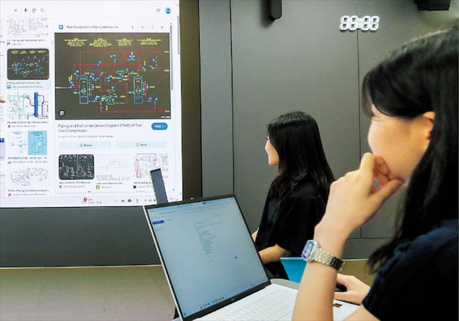 AI와 대화하며 배우는 여수공장, GS칼텍스 소크라틱 AI 이야기 1 프레젠테이션 중인 두 사람